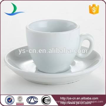 Taza y platillo de cerámica blanca respetuosos del medio ambiente para el diseño de encargo de la insignia del té o del café